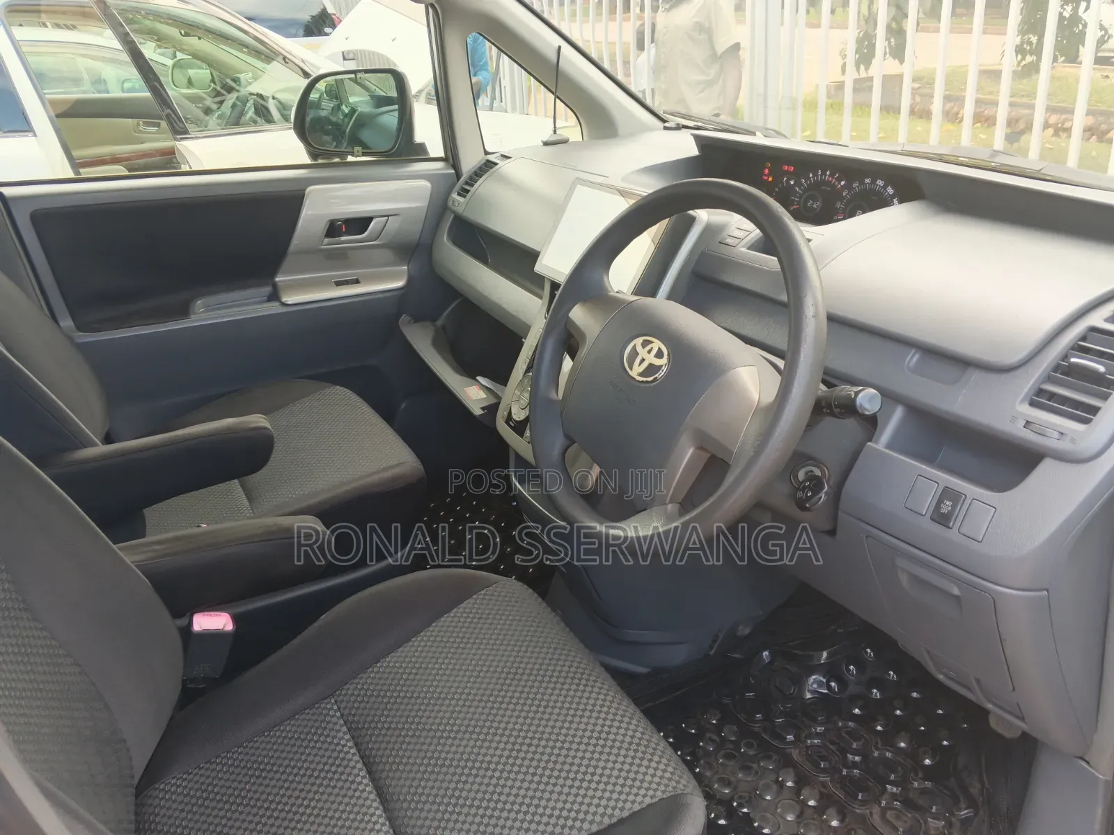 Toyota Noah 2009 Silver