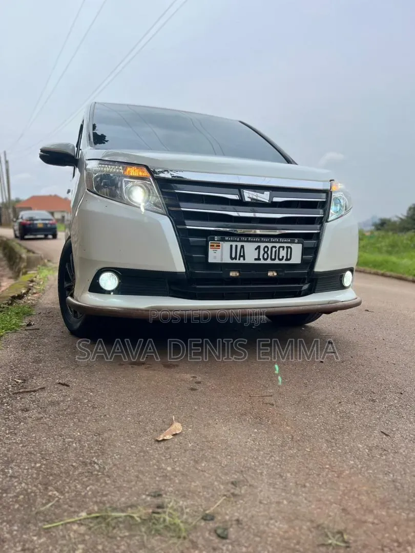 Toyota Noah 1.8 FWD Hybrid (7 seater) 2016 White