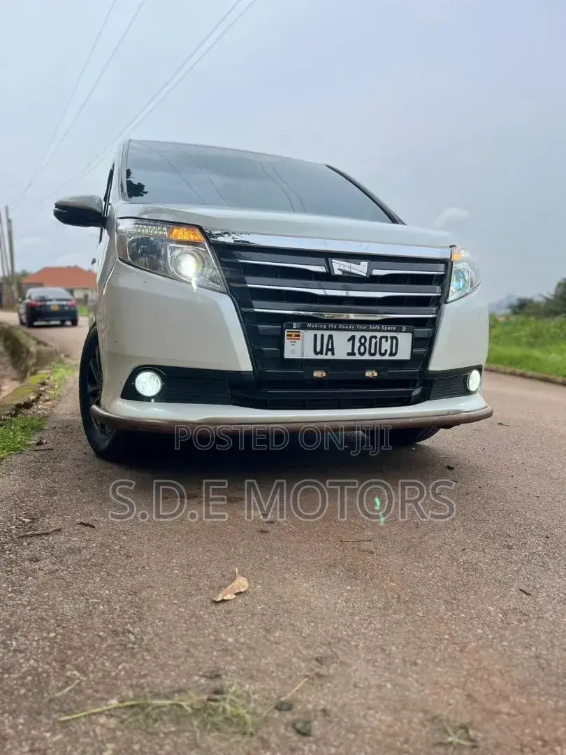 Toyota Noah 1.8 FWD Hybrid (7 seater) 2016 White