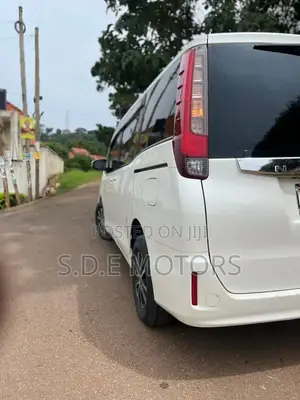 Toyota Noah 1.8 FWD Hybrid (7 seater) 2016 White
