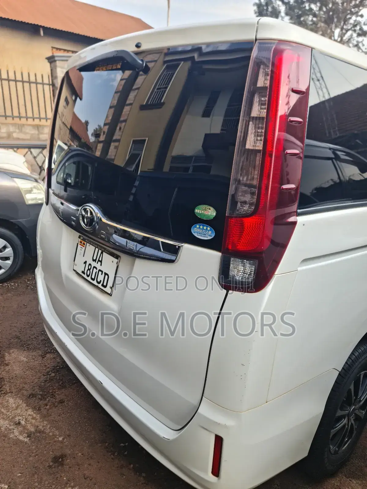 Toyota Noah 1.8 FWD Hybrid (7 seater) 2016 White