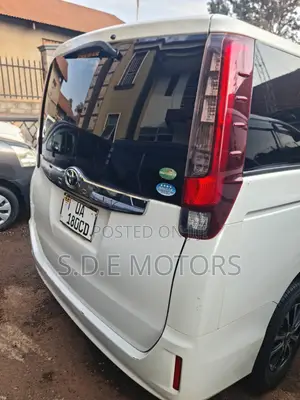 Toyota Noah 1.8 FWD Hybrid (7 seater) 2016 White