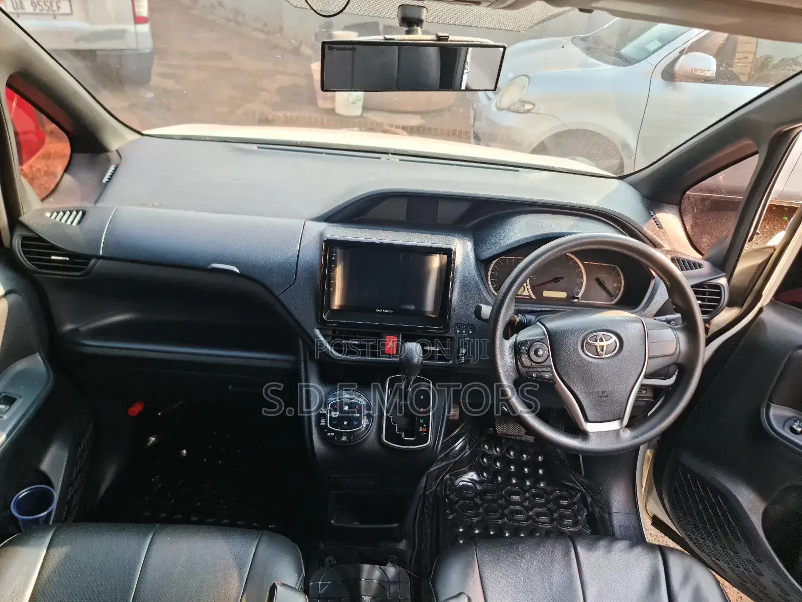 Toyota Noah 1.8 FWD Hybrid (7 seater) 2016 White