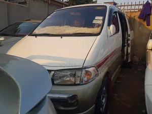 Toyota Regius 2000 Beige