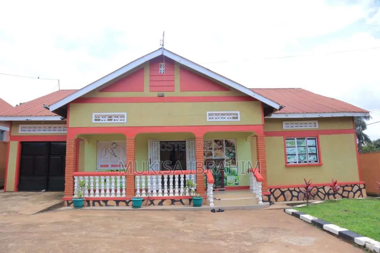 Furnished 7bdrm Bungalow in Kisilamu Zone, Kira for sale