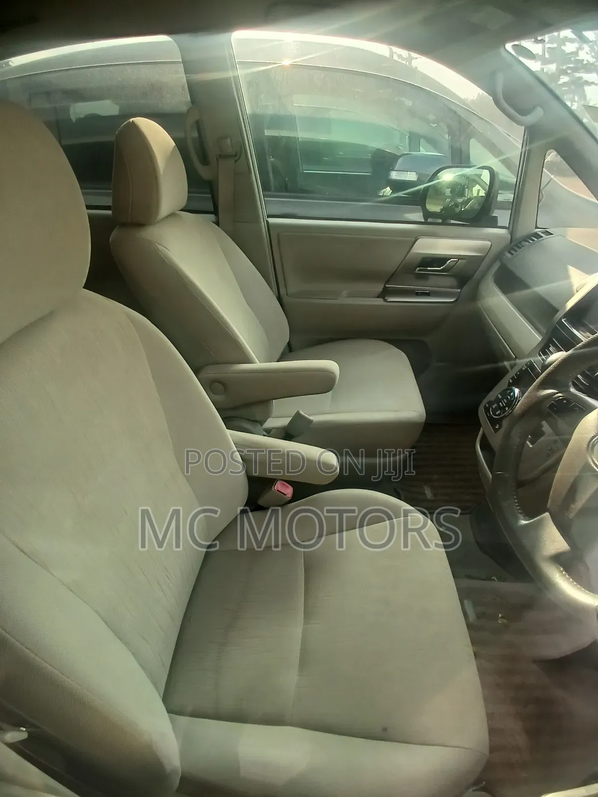 Toyota Noah 2.0 143hp AWD (7 Seater) 2013 White