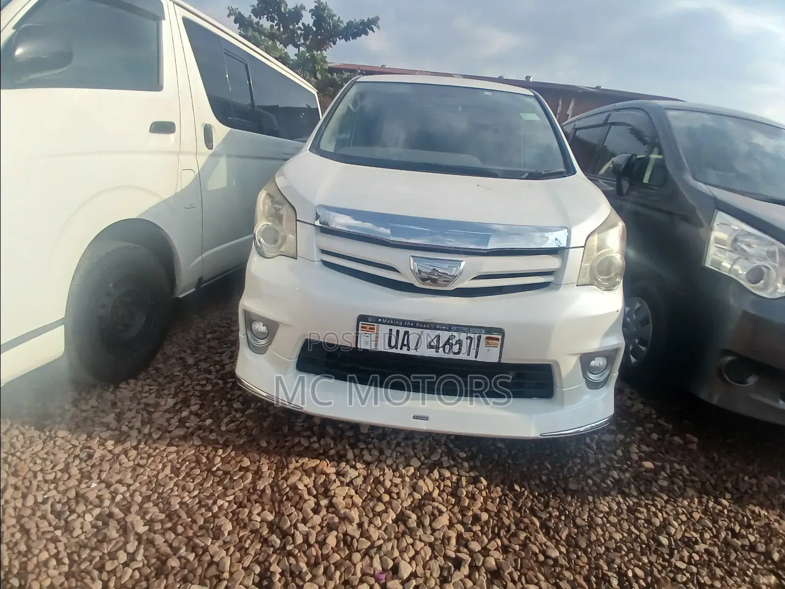 Toyota Noah 2.0 143hp AWD (7 Seater) 2013 White