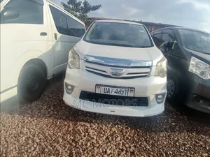 Toyota Noah 2.0 143hp AWD (7 Seater) 2013 White