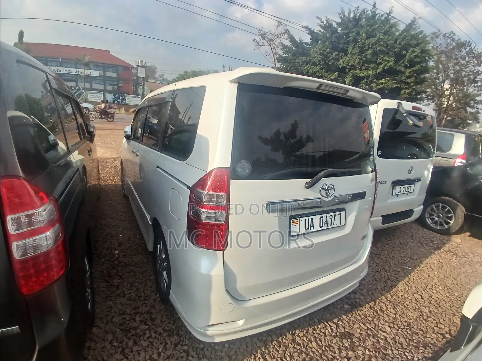 Toyota Noah 2.0 143hp AWD (7 Seater) 2013 White