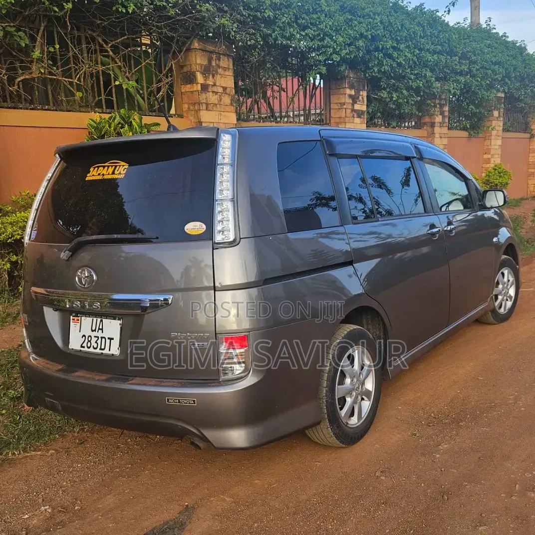 Toyota ISIS 2013 Gray
