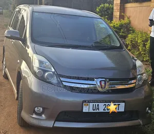 Toyota ISIS 2013 Gray