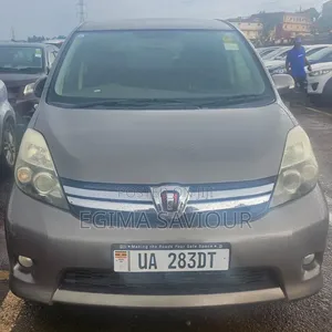Toyota ISIS 2013 Gray