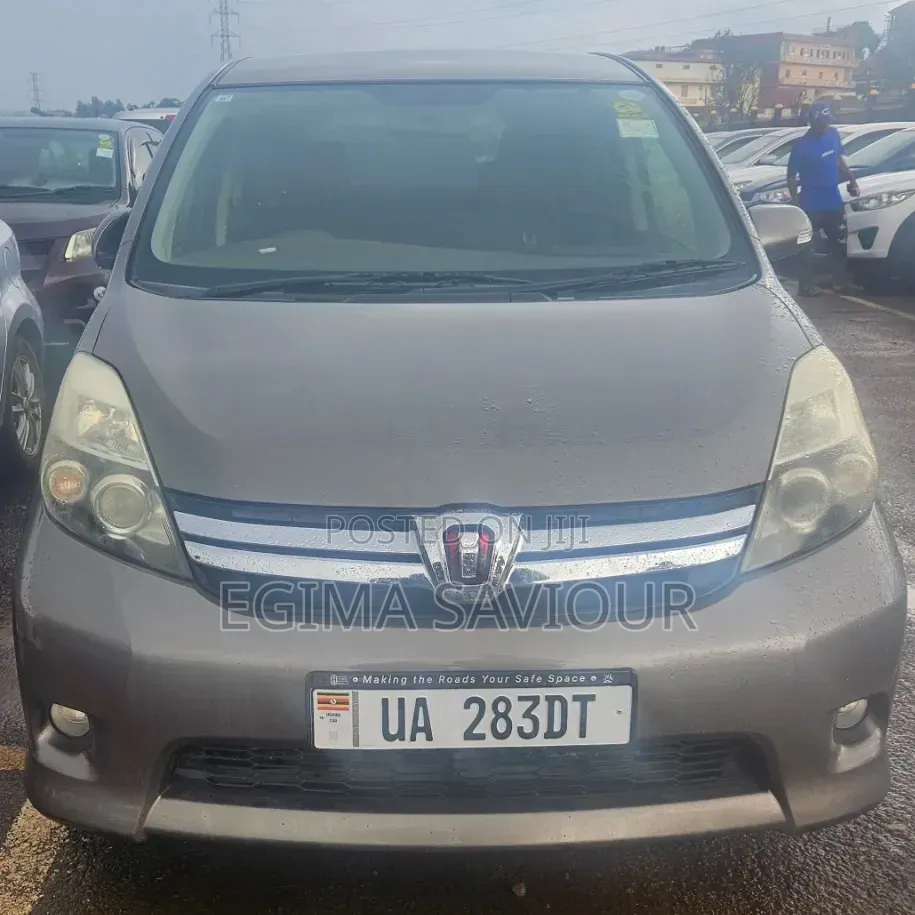 Toyota ISIS 2013 Gray