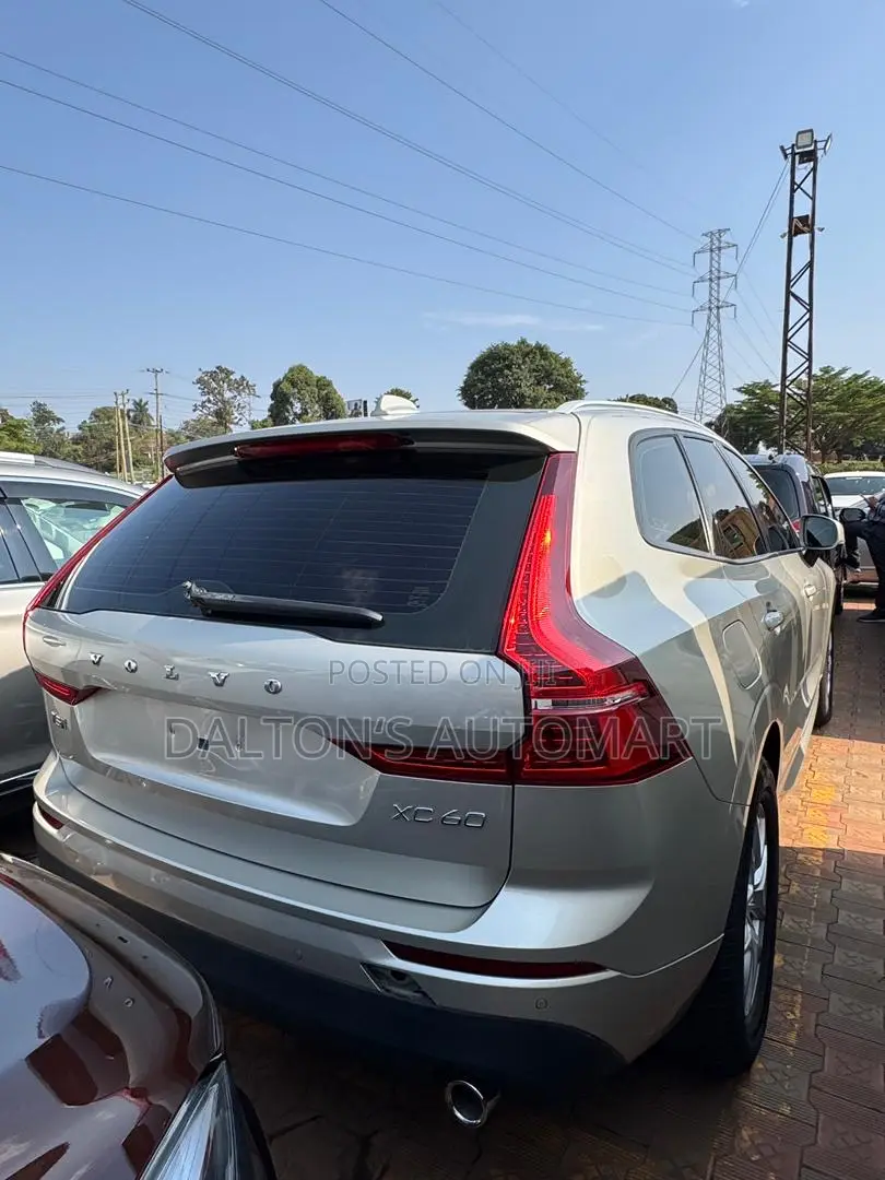 Volvo XC60 T5 Dynamic AWD 2017 Gold