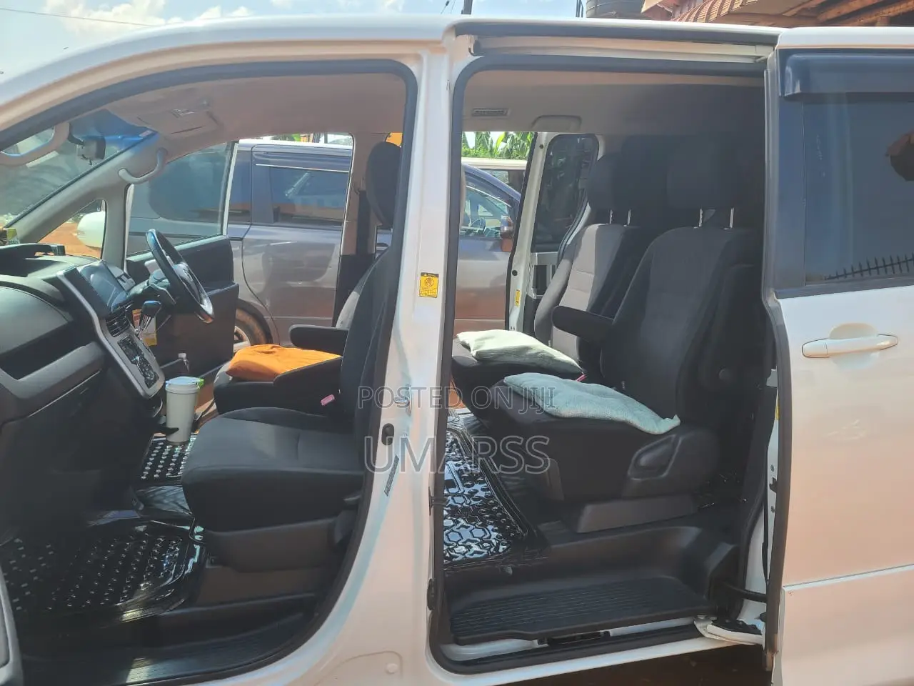 Toyota Noah 2.0 143hp AWD (7 Seater) 2010 White