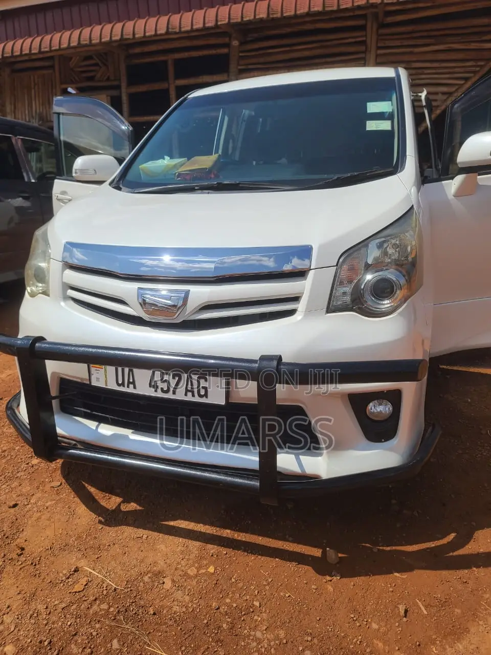 Toyota Noah 2.0 143hp AWD (7 Seater) 2010 White