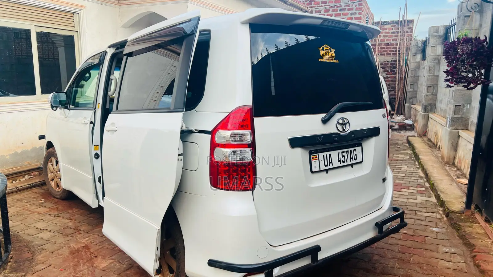 Toyota Noah 2.0 143hp AWD (7 Seater) 2010 White