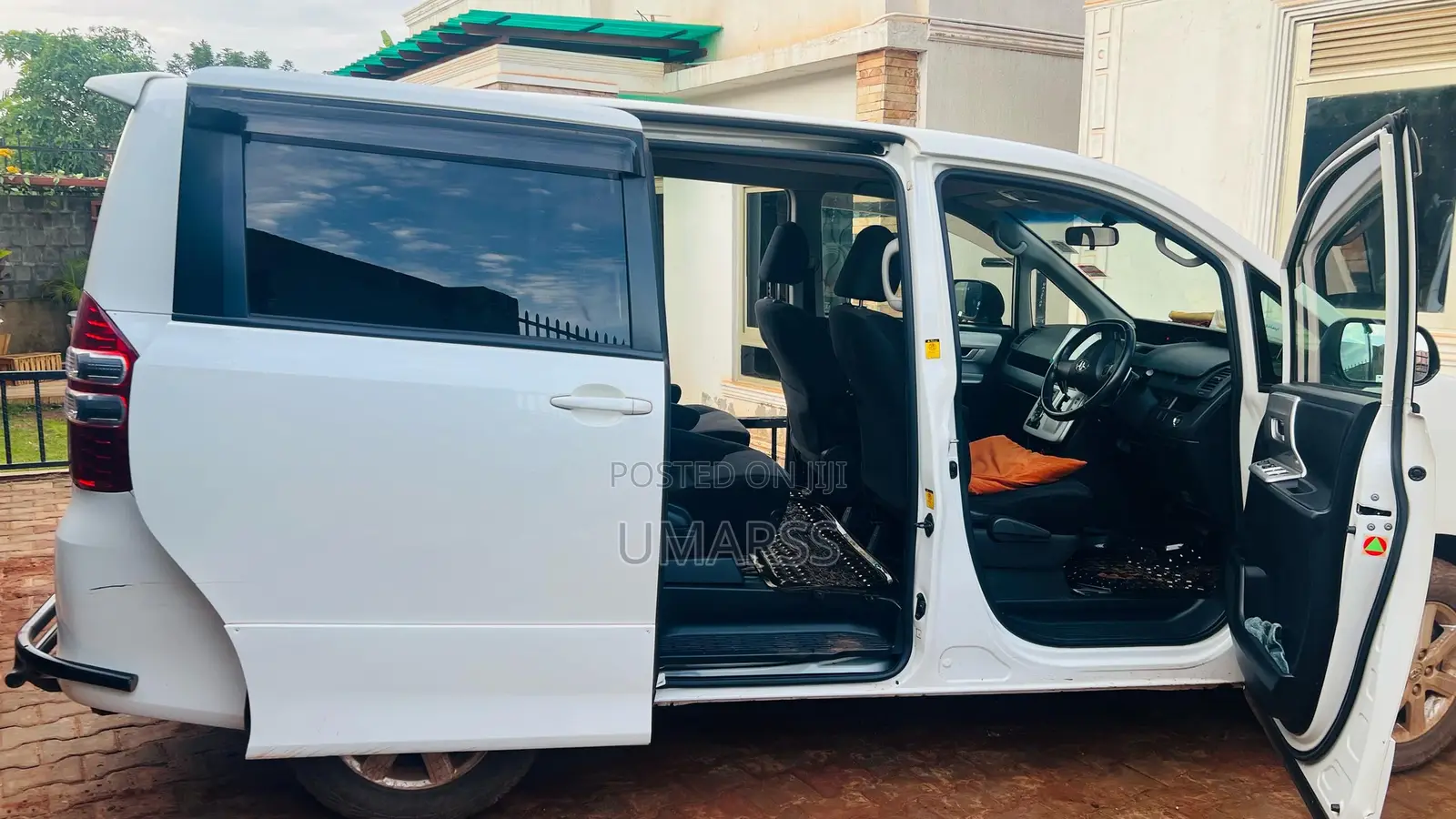 Toyota Noah 2.0 143hp AWD (7 Seater) 2010 White