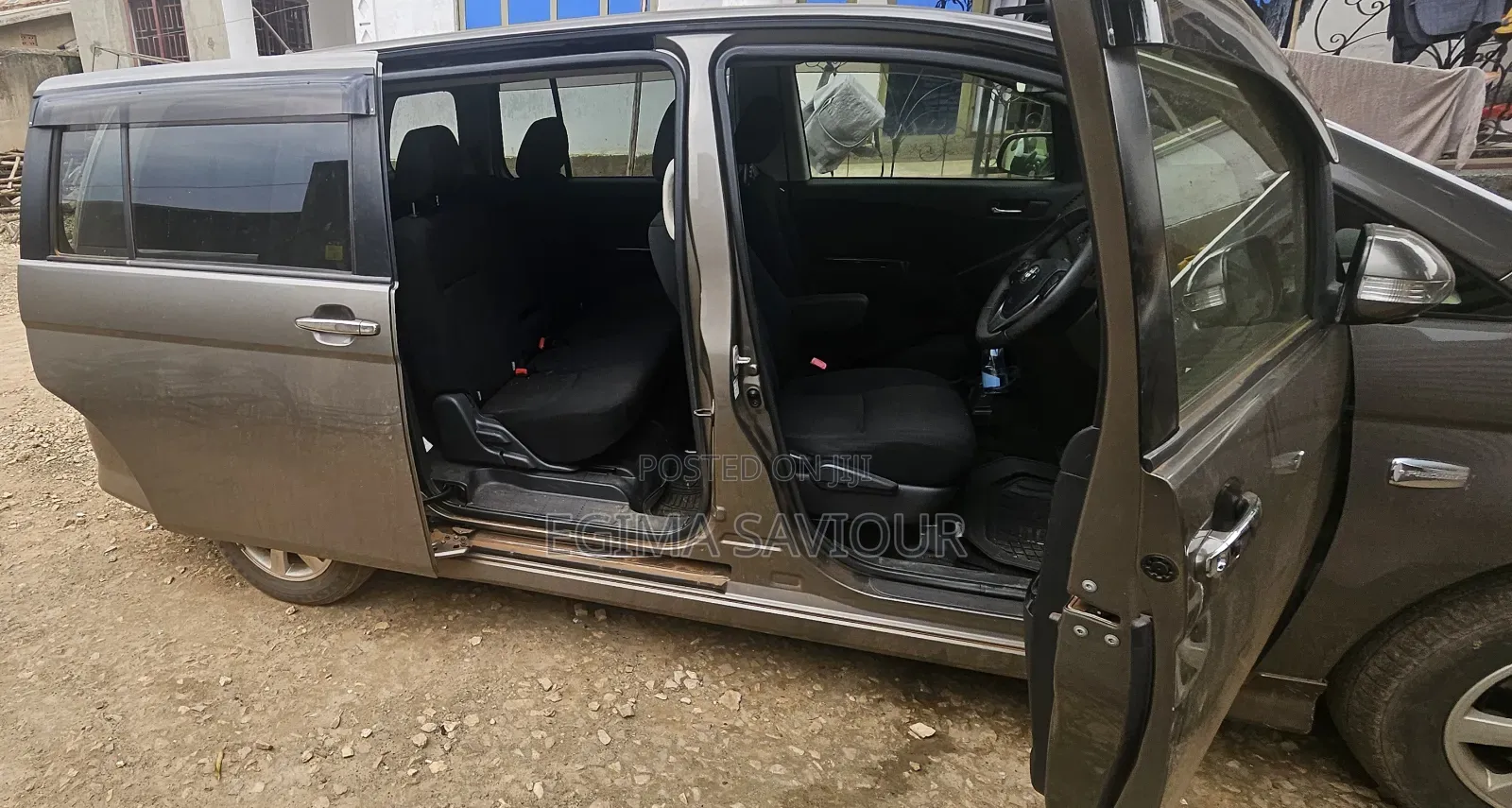 Toyota ISIS 2013 Gray