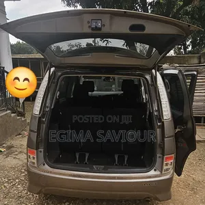 Toyota ISIS 2013 Gray
