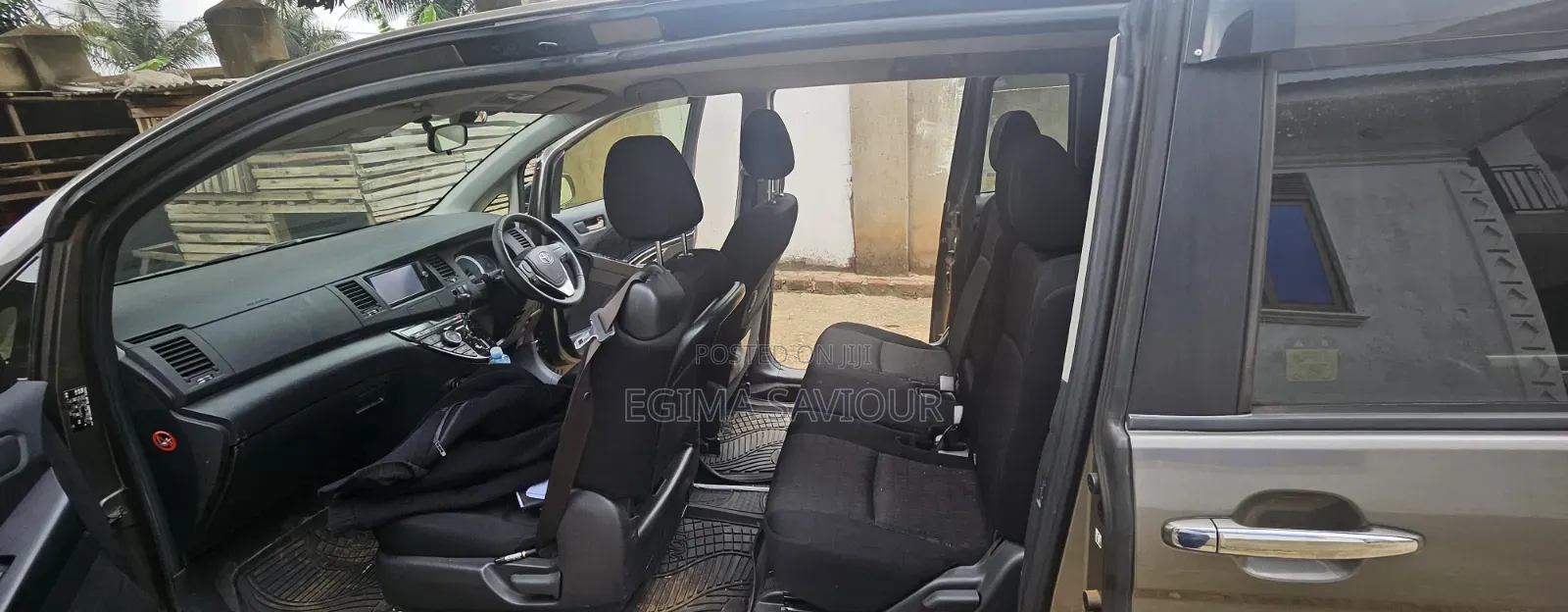 Toyota ISIS 2013 Gray