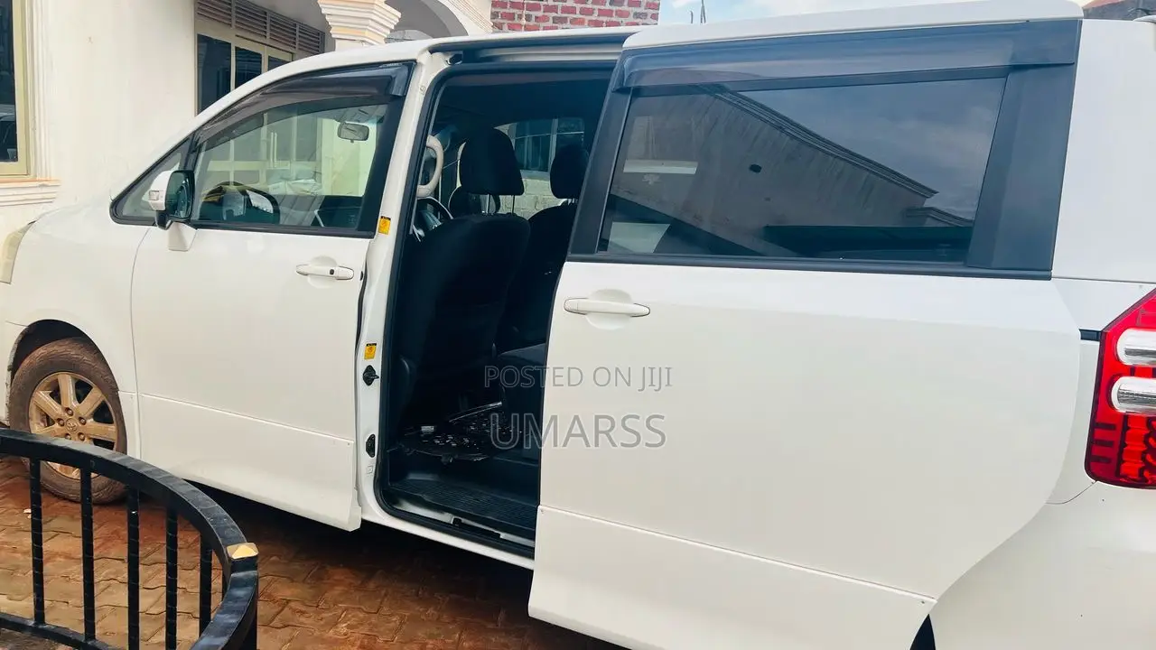 Toyota Noah 2.0 143hp AWD (7 Seater) 2010 White