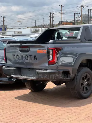 New Toyota Hilux 2025 Gray