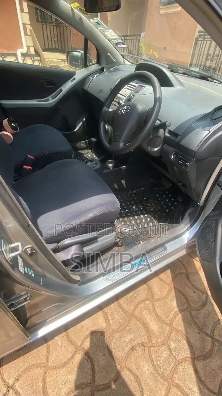 Toyota Vitz 2007 Silver