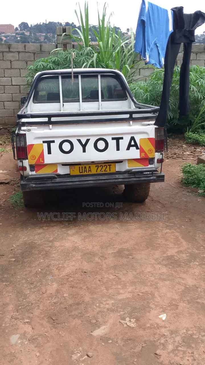 Toyota Voxy 2004 Blue
