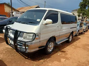 Toyota HiAce 2005 White