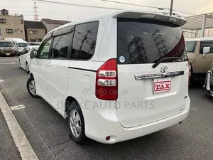 Rubber Floor Mats for Toyota Noah Lebel Available