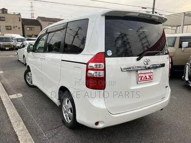 Rubber Floor Mats for Toyota Noah Lebel Available