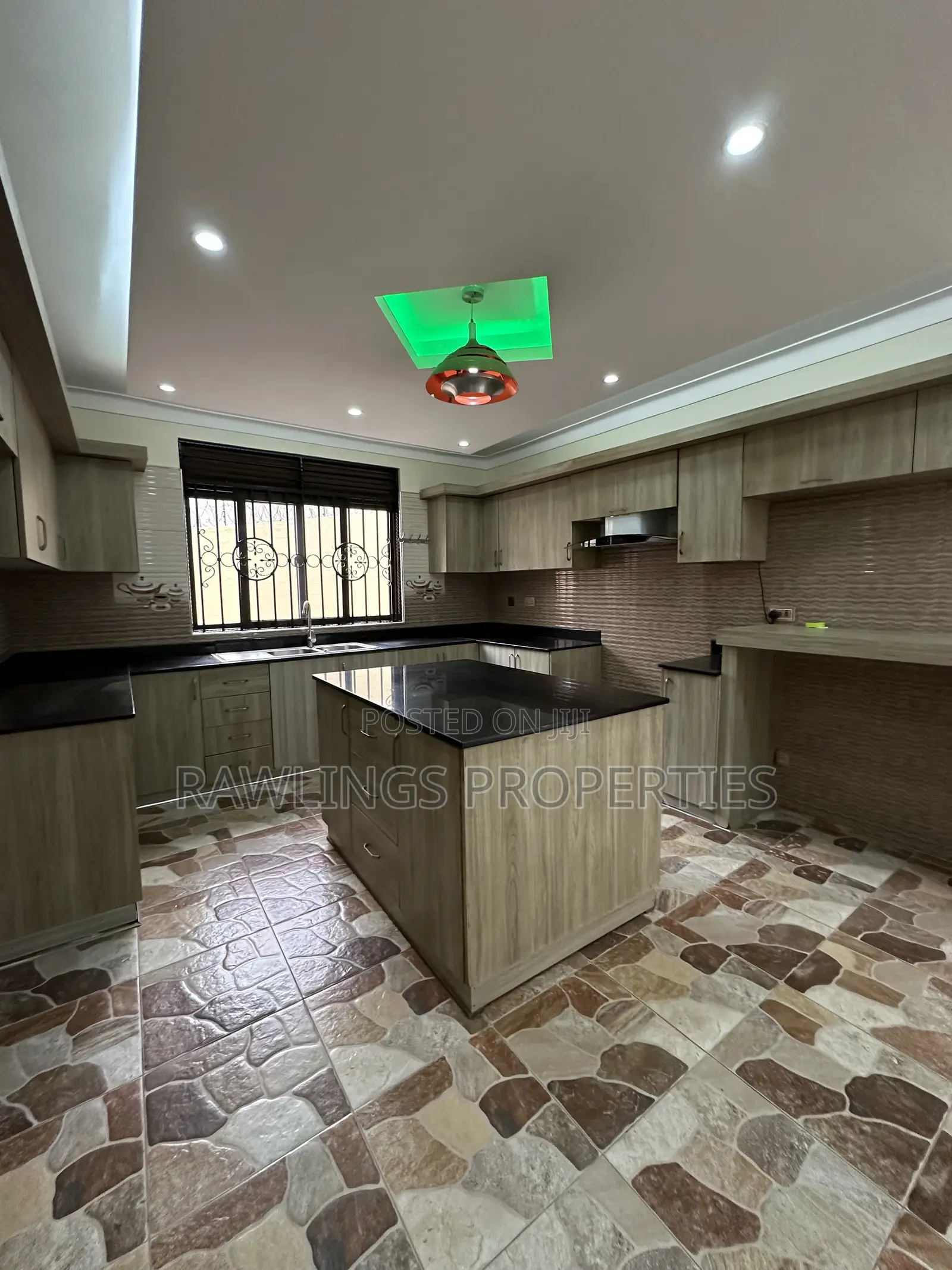 4bdrm Townhouse / Terrace in Canaan Estate, Makindye for rent
