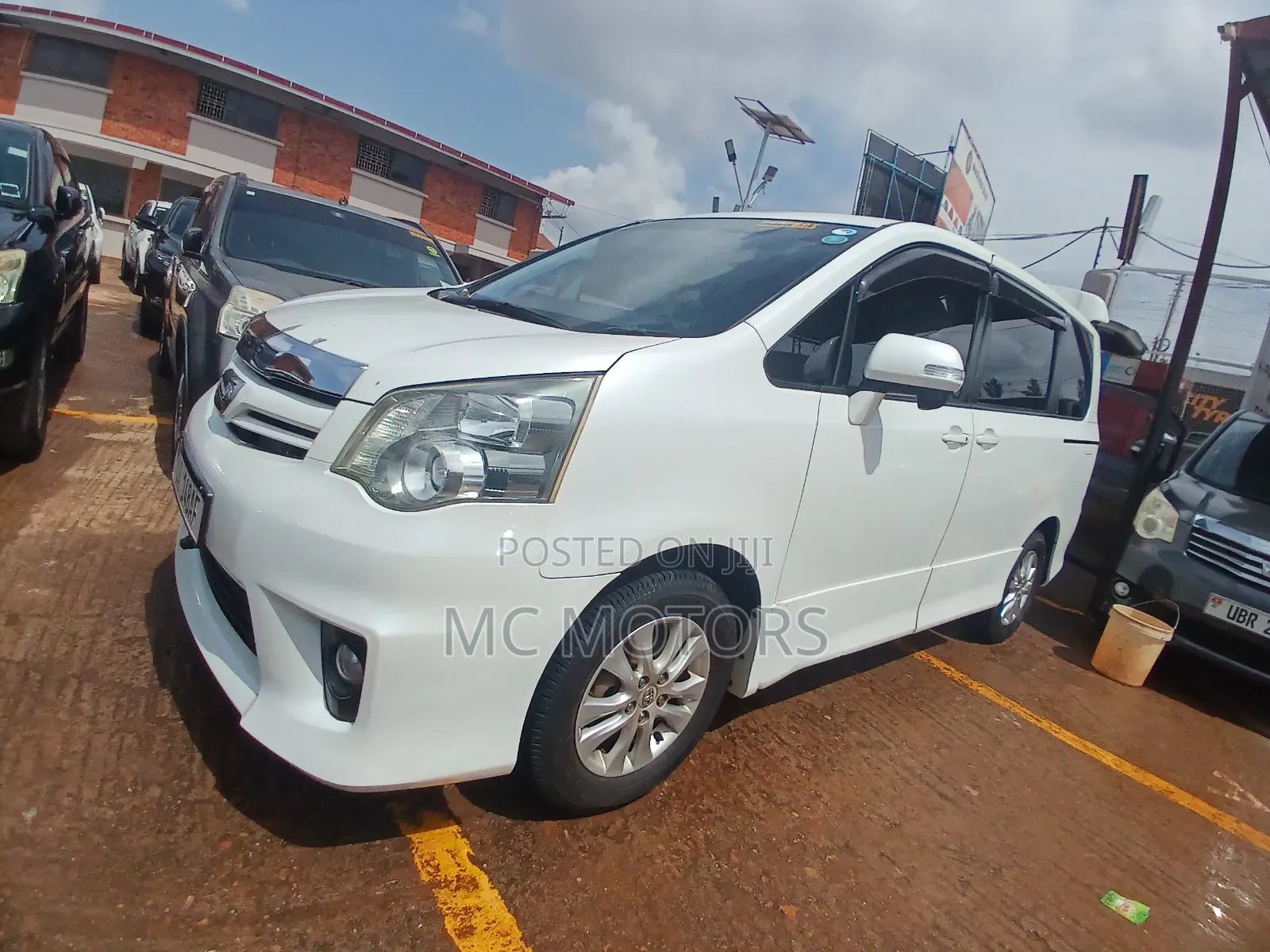 Toyota Noah 2011 White