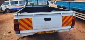 Nissan Pick-Up 1993 White