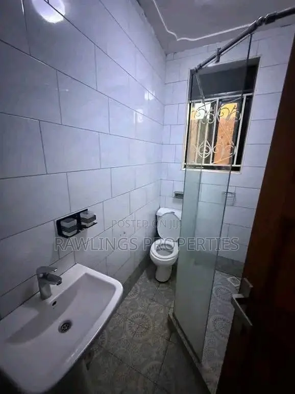 3bdrm Apartment in Martyrs Shrines, Makindye for rent
