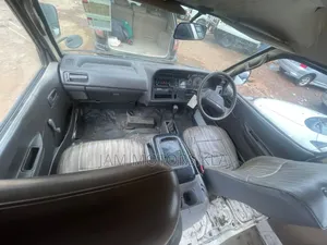 Toyota HiAce 2000 White