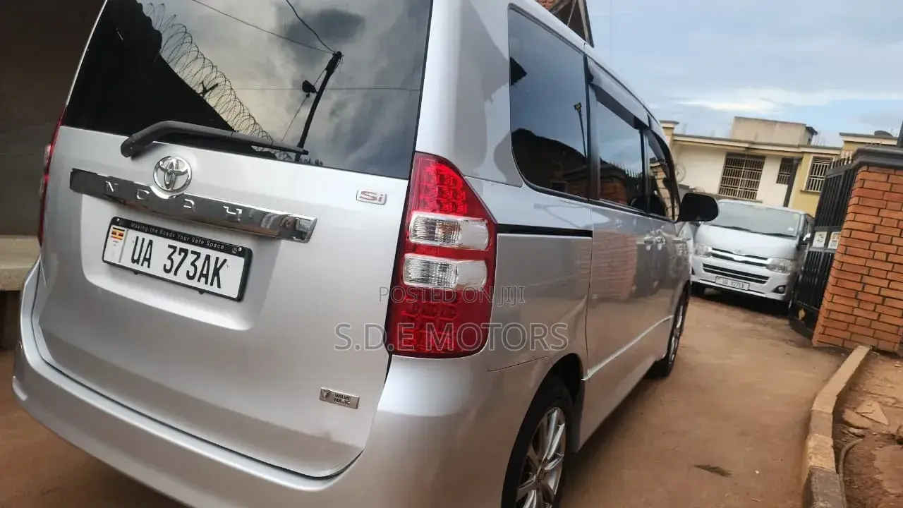 Toyota Noah 2013 Silver