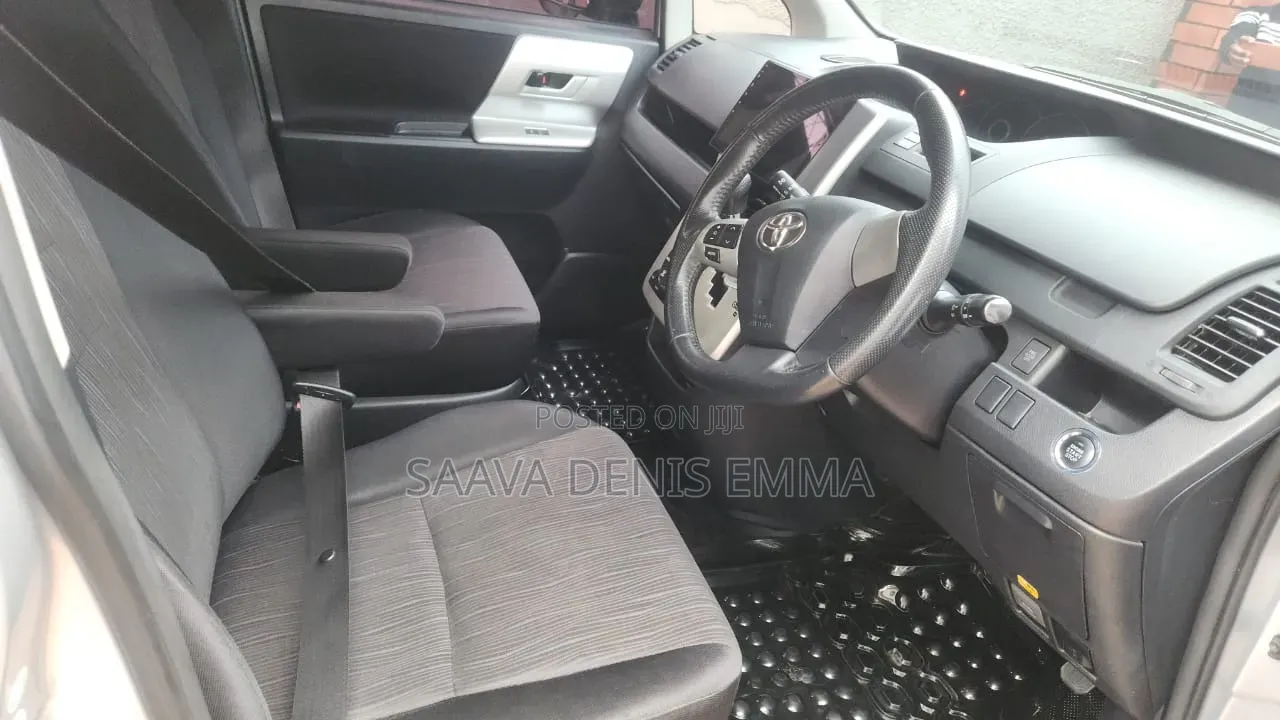 Toyota Noah 2013 Silver