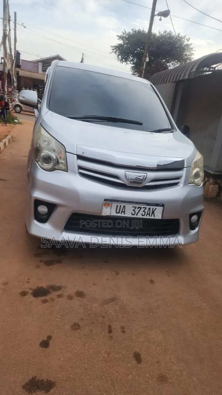 Toyota Noah 2013 Silver