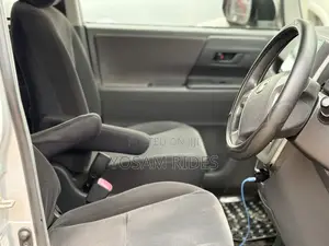 Toyota Noah 2.0 143hp FWD (8 Seater) 2009 Silver