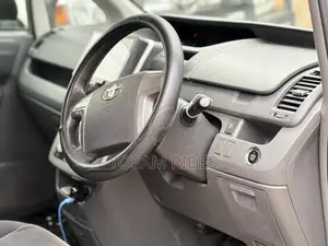 Toyota Noah 2.0 143hp FWD (8 Seater) 2009 Silver