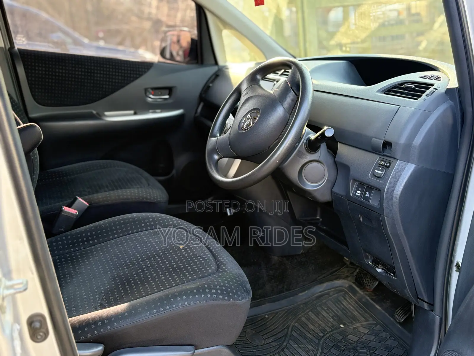 Toyota Ractis 1.5 FWD 2009 Silver