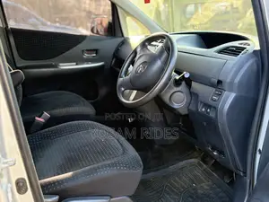 Toyota Ractis 1.5 FWD 2009 Silver