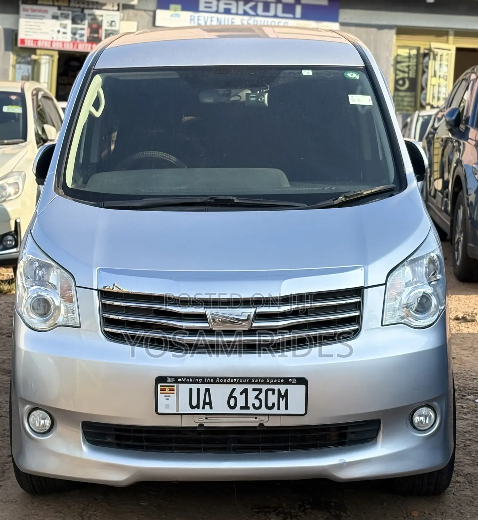 Toyota Noah 2.0 143hp FWD (7 Seater) 2012 Silver