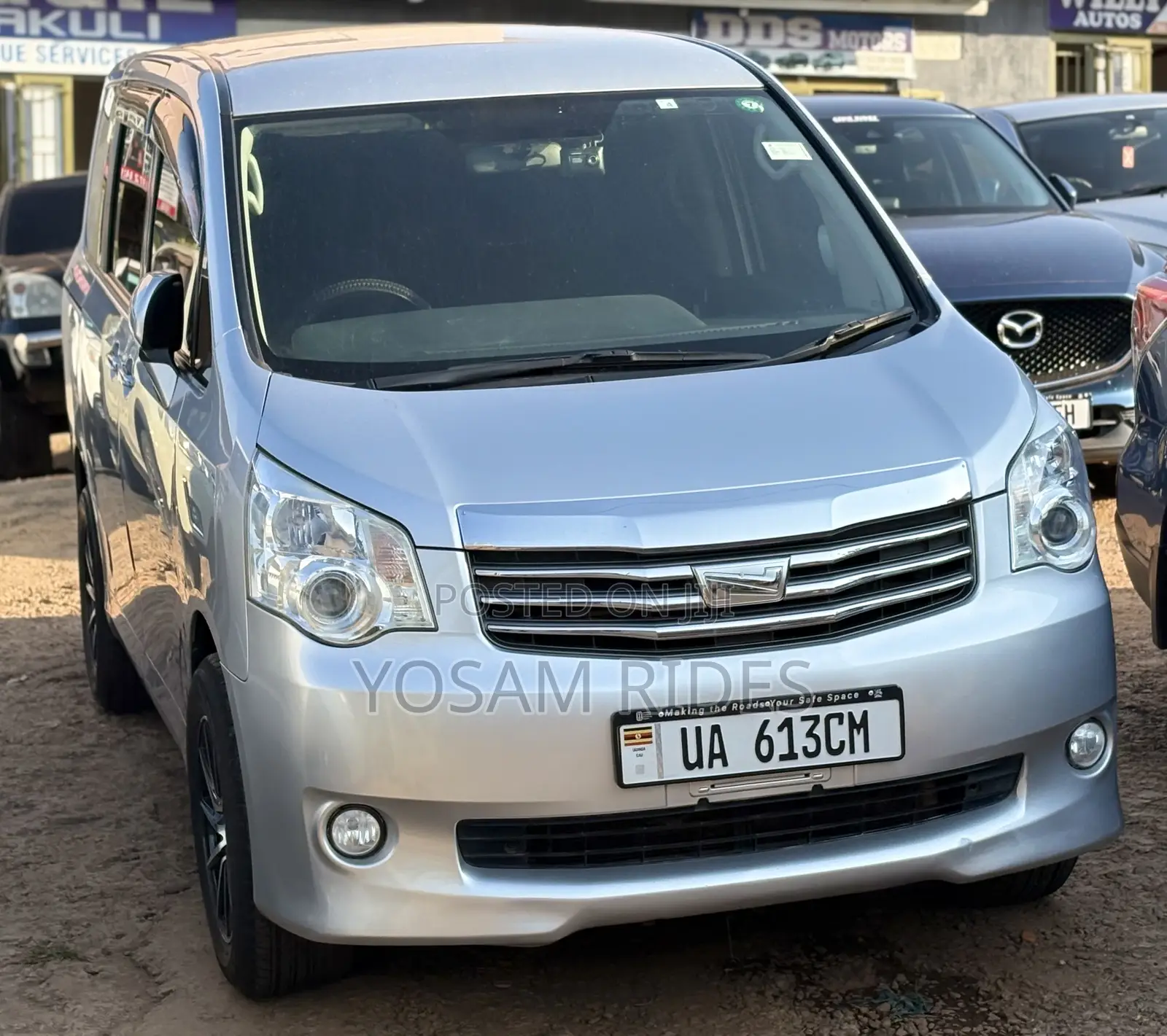 Toyota Noah 2.0 143hp FWD (7 Seater) 2012 Silver
