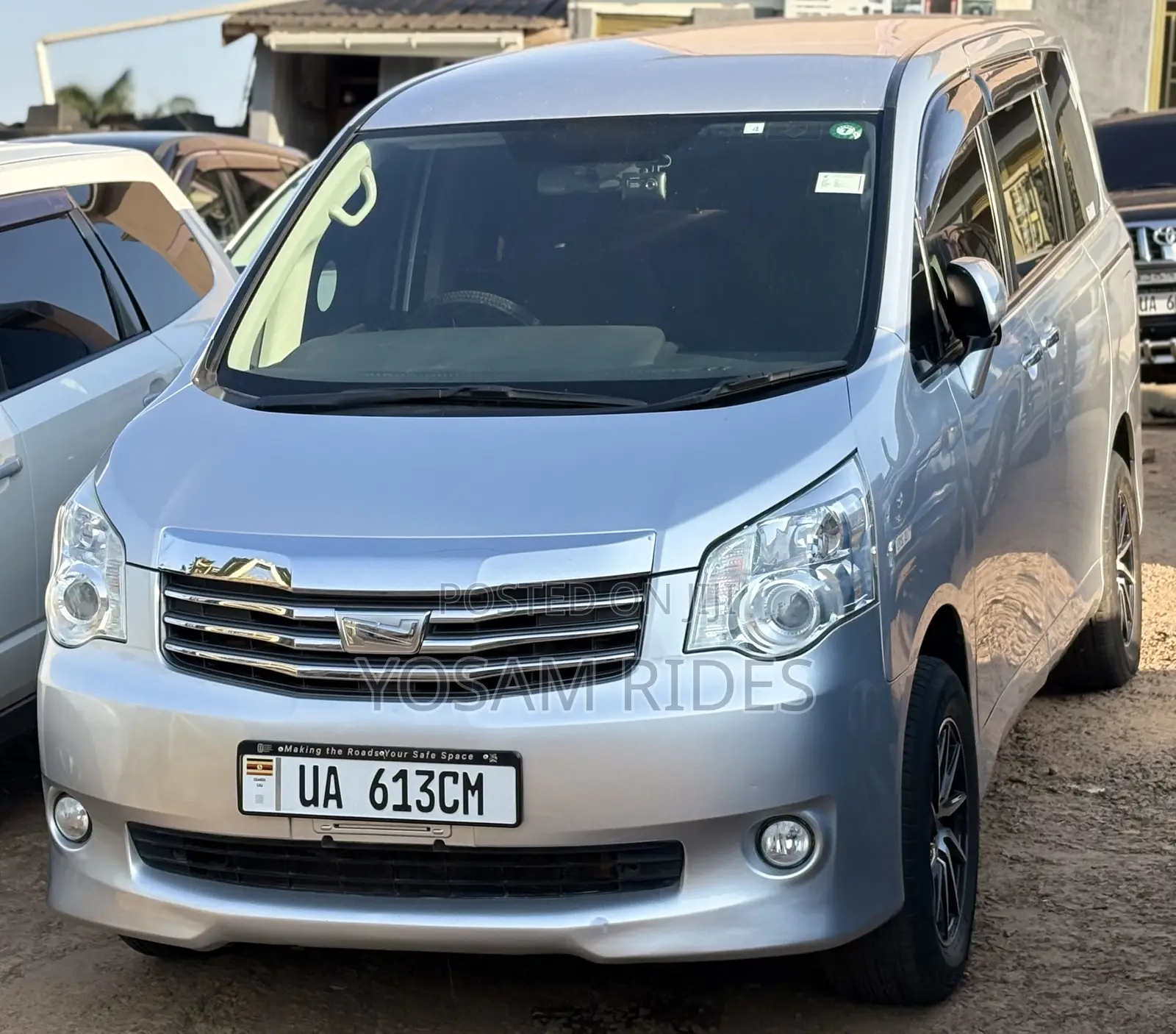 Toyota Noah 2.0 143hp FWD (7 Seater) 2012 Silver