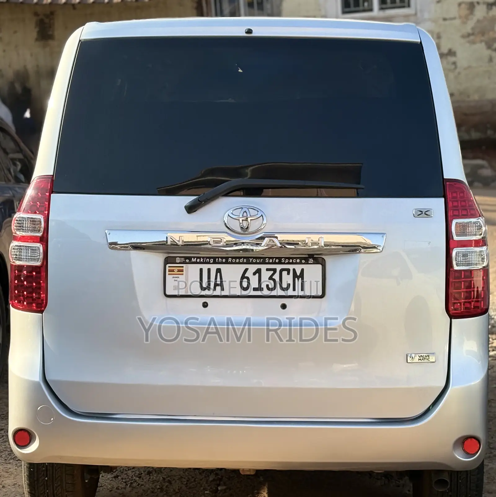 Toyota Noah 2.0 143hp FWD (7 Seater) 2012 Silver