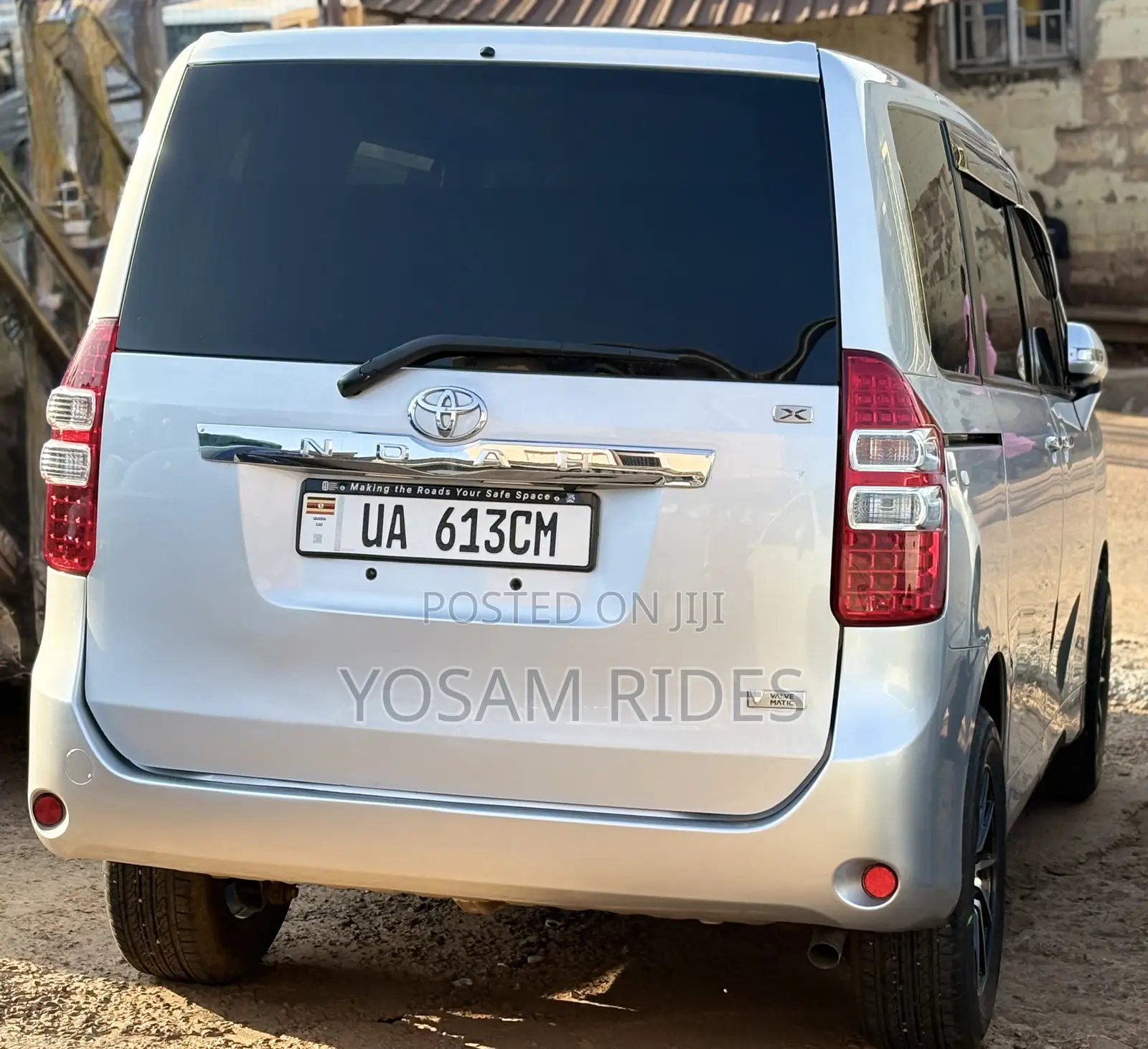 Toyota Noah 2.0 143hp FWD (7 Seater) 2012 Silver