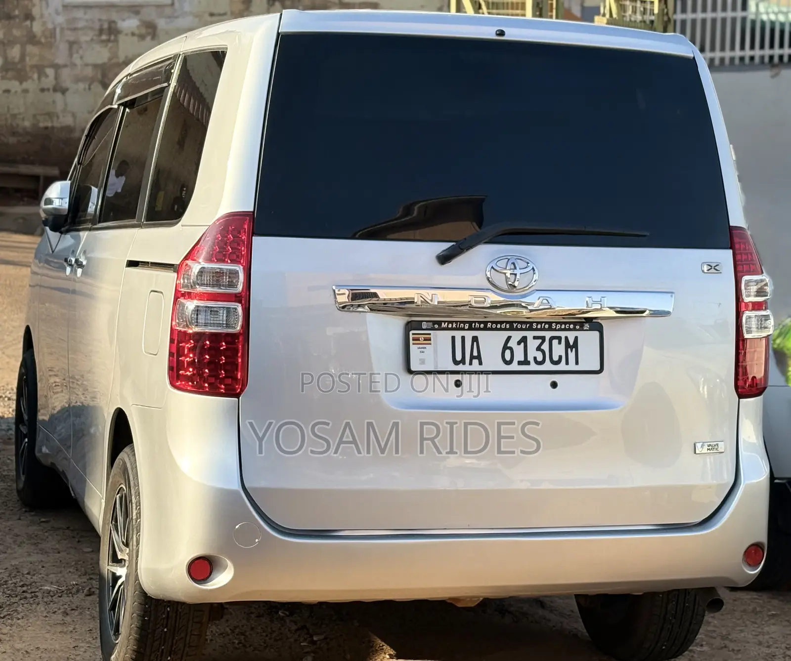 Toyota Noah 2.0 143hp FWD (7 Seater) 2012 Silver